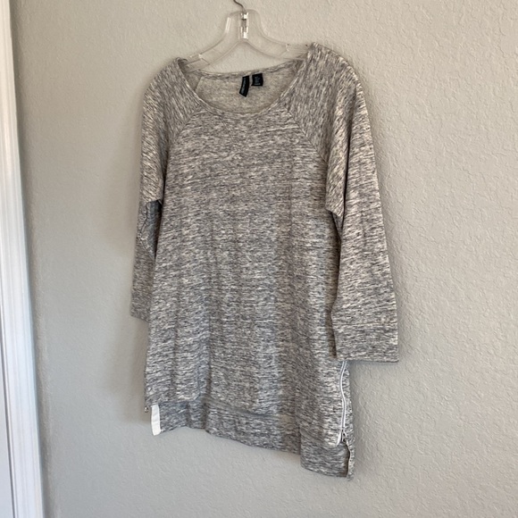 Classy yet sexy sweater w/ zipper sides - Picture 2 of 8